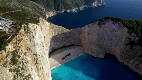 Aufschlussreiche-Drohnenaufnahme-Der-Schönheit-Des-Shipwreck-Beach-Und-Seiner-Hoch-Aufragenden-Klippen-Auf-Zakynthos