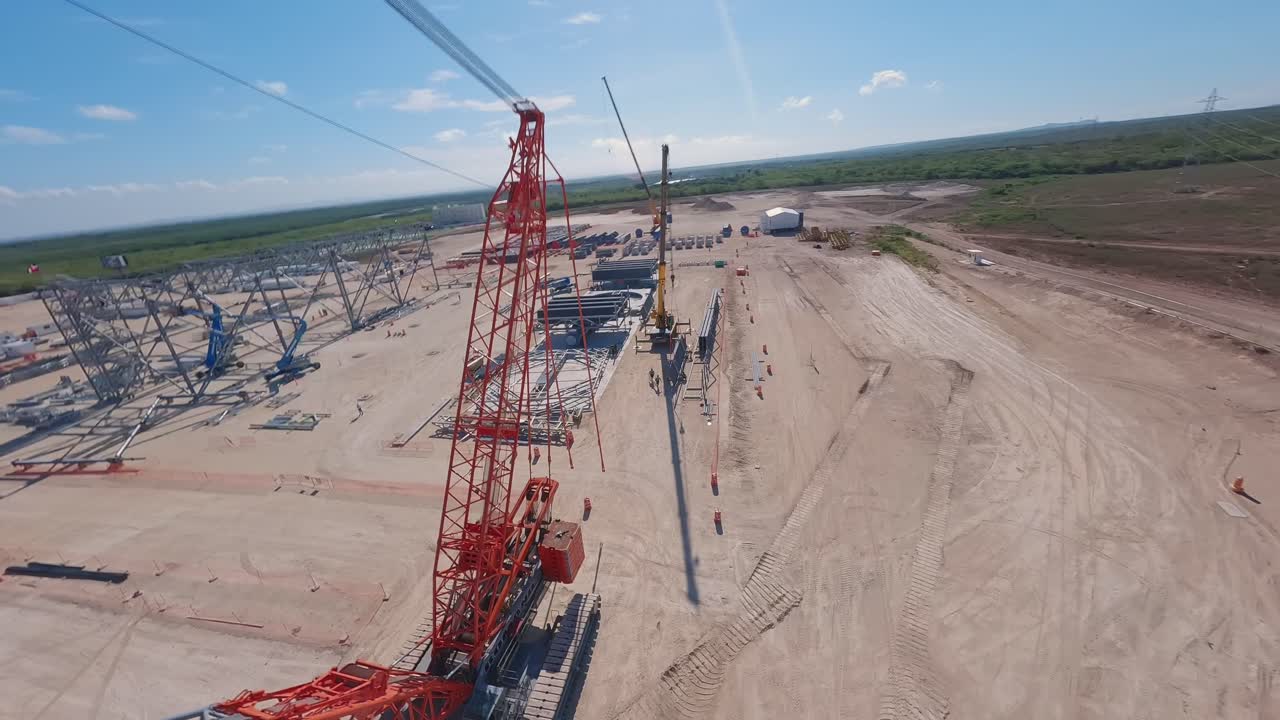 vuelo con grúa industrial en el sitio de construcción de la planta termoeléctrica de energía de manzanillo