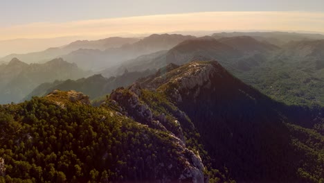 4K-Luftlandschaft-Der-Berge-Bei-Sonnenuntergang-Im-Catalunya-Catalonia-Parc-Natural-Dels-Ports