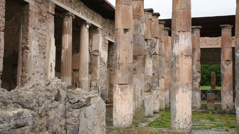 Ruinas-De-La-Famosa-Ciudad-De-Pompeya,-Italia