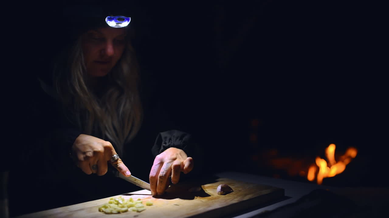 밤중에 물건을 잘라버리는 것