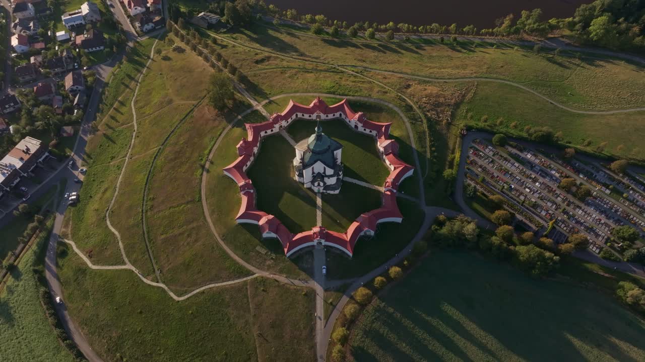 Pohled z dronu na kostel zasazený do klidné krajiny, Žďár nad Sázavou