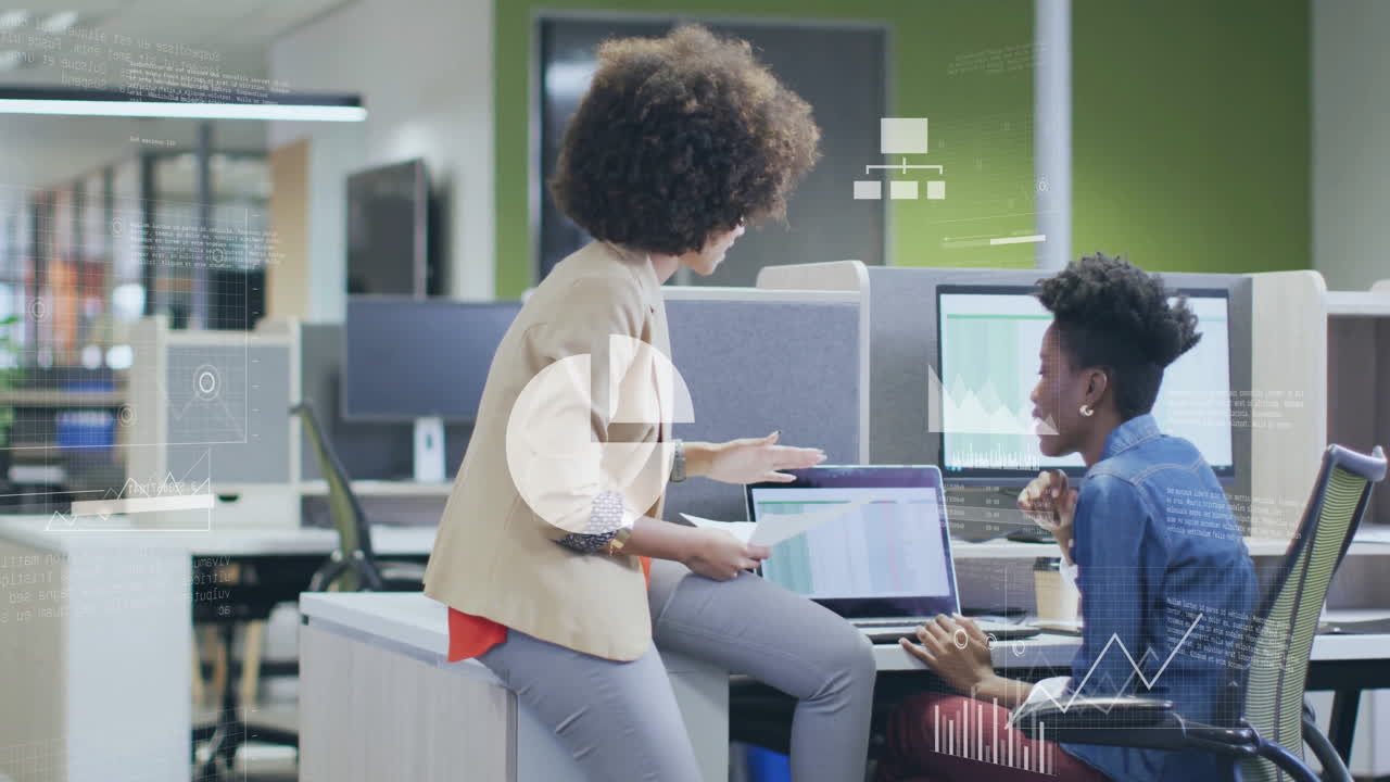 animación del procesamiento de datos financieros sobre diversas personas de negocios en la oficina