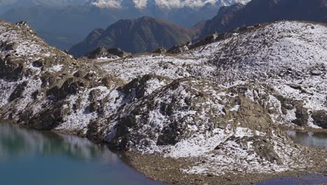 vista del lago en cima fontana rodeado de un paisaje montañoso cubierto de nieve