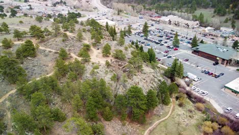 órbita aérea de knoll willows espacio abierto en estes park, colorado