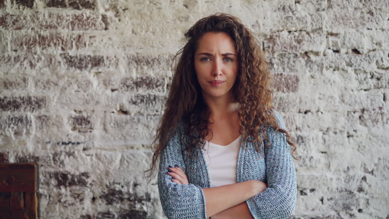 La donna con le braccia incrociate