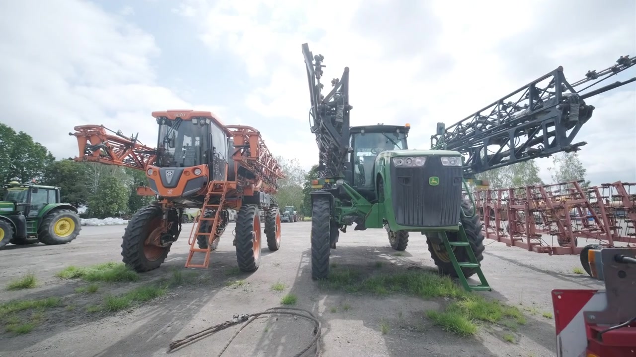 Coleção de Tratores e Pulverizadores Agrícolas Modernos Estacionados ao Ar Livre