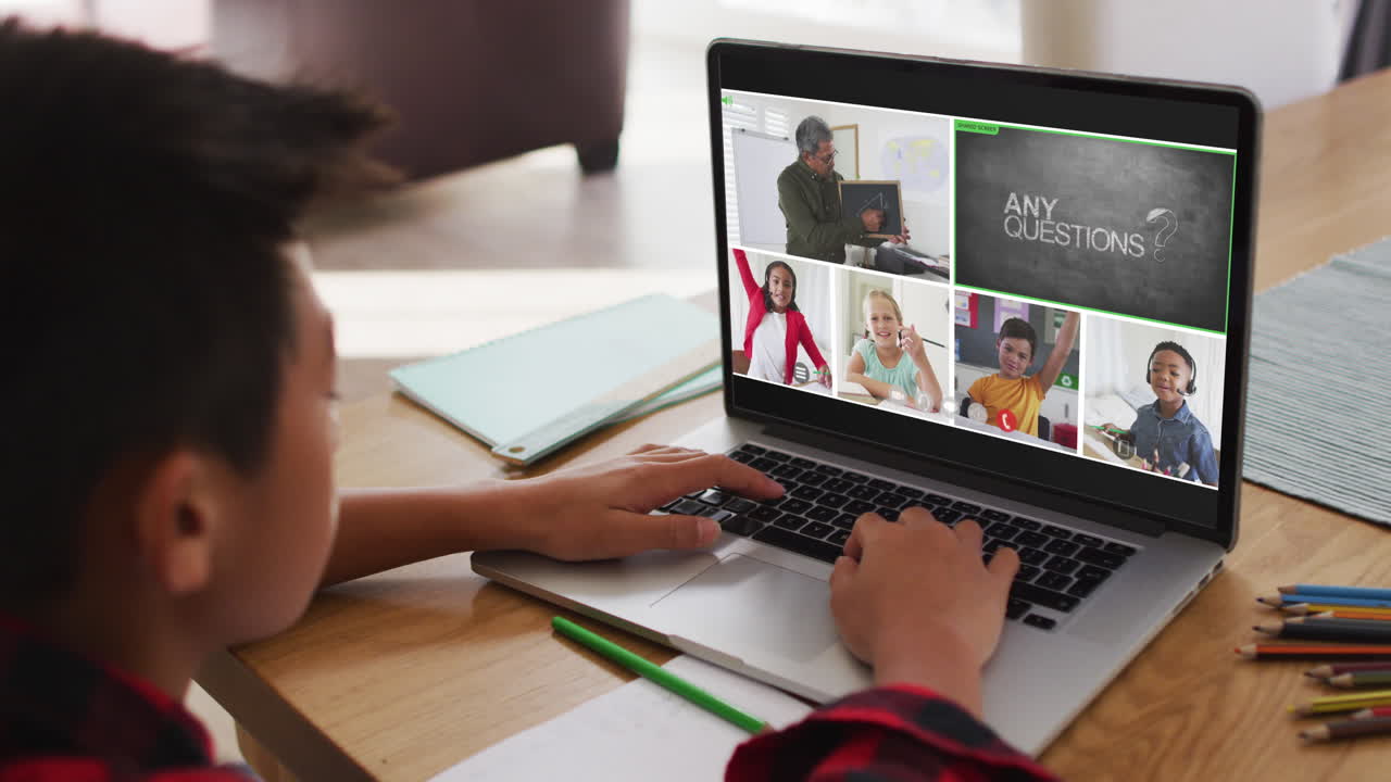 escolar que usa una computadora portátil para una lección en línea en casa, con un maestro y una clase diversos en la pantalla