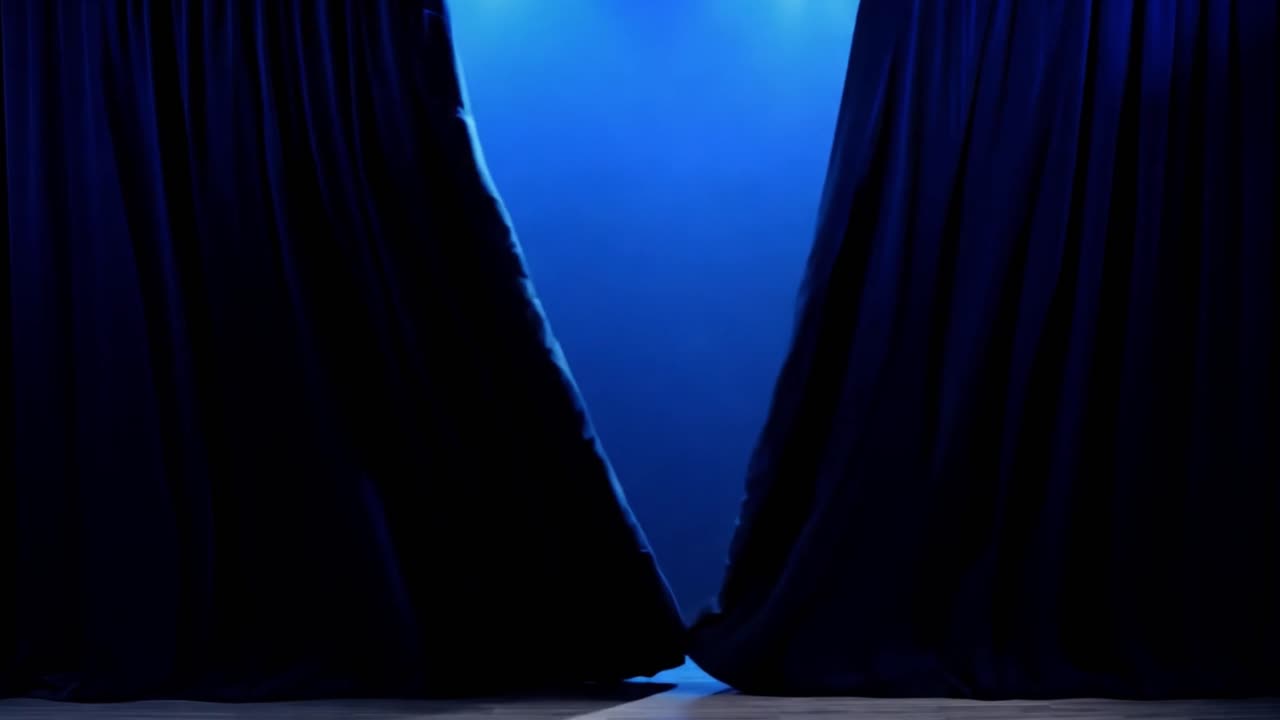 극적인 파란색 무대 커튼