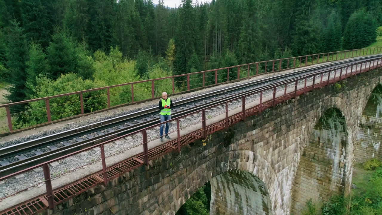 человек на железнодорожном мосту в лесу