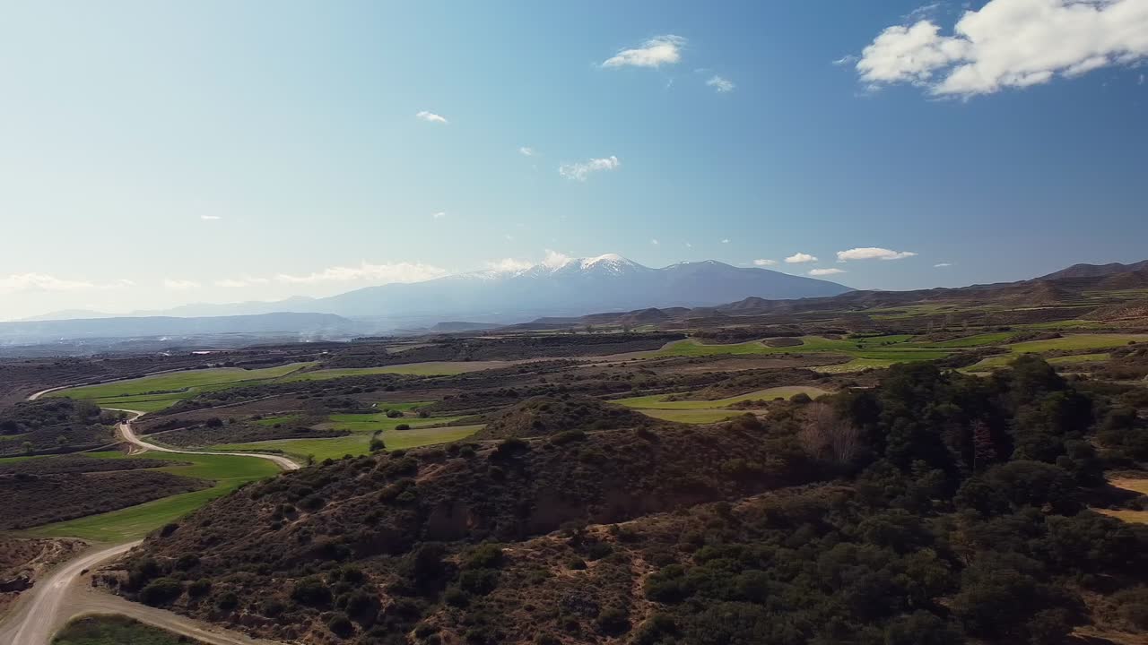 vista aérea de drones en españa a través del campo girando a la derecha cerca de moncayo paisaje de montaña de nieve