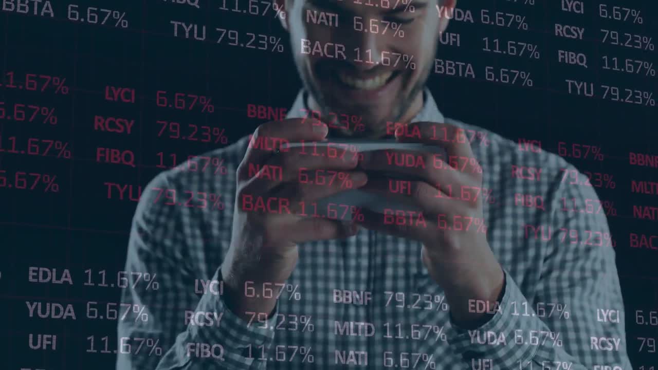 procesamiento de datos del mercado de valores contra un hombre caucásico que usa un teléfono inteligente contra un fondo negro