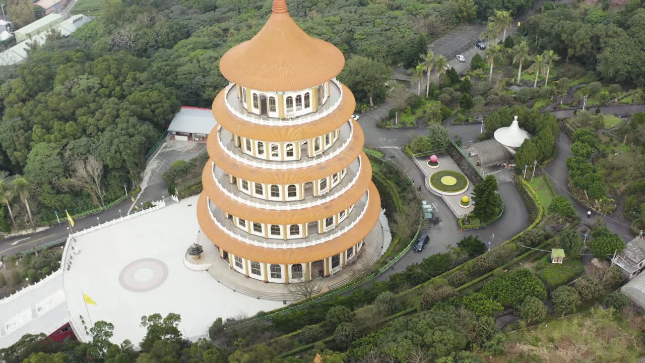 círculo alrededor del templo - experimentando la cultura taiwanesa de la espectacular torre escalonada de la pagoda de cinco pisos tiantan en el templo wuji tianyuan en el distrito de tamsui taiwán