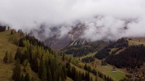 vista aérea cinematográfica del colorido valle de otoño hochkonig en austria, día