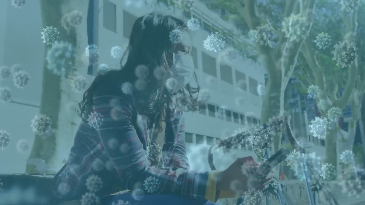 마스크를 쓰고 스마트폰을 사용하는 아시아 여성 위에 떠다니는 거대한 코로나19 세포의 애니메이션