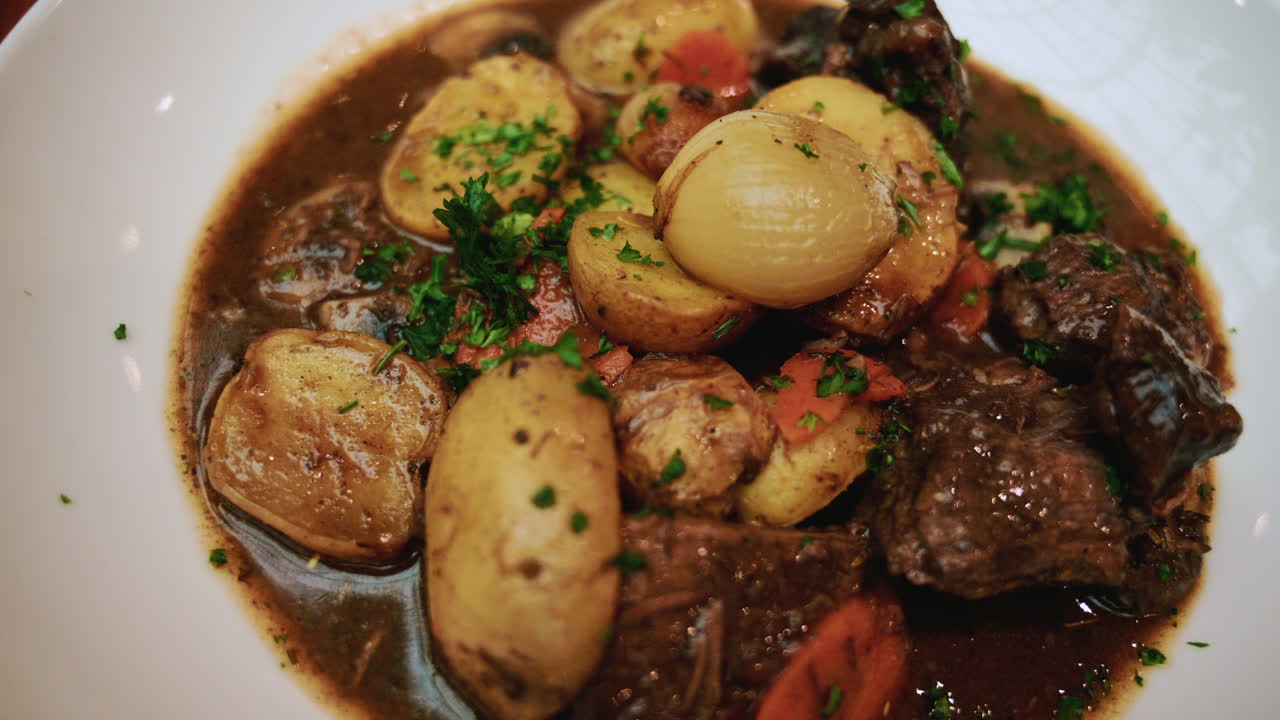Um prato de ensopado de carne cozido lentamente servido em um delicioso molho marrom