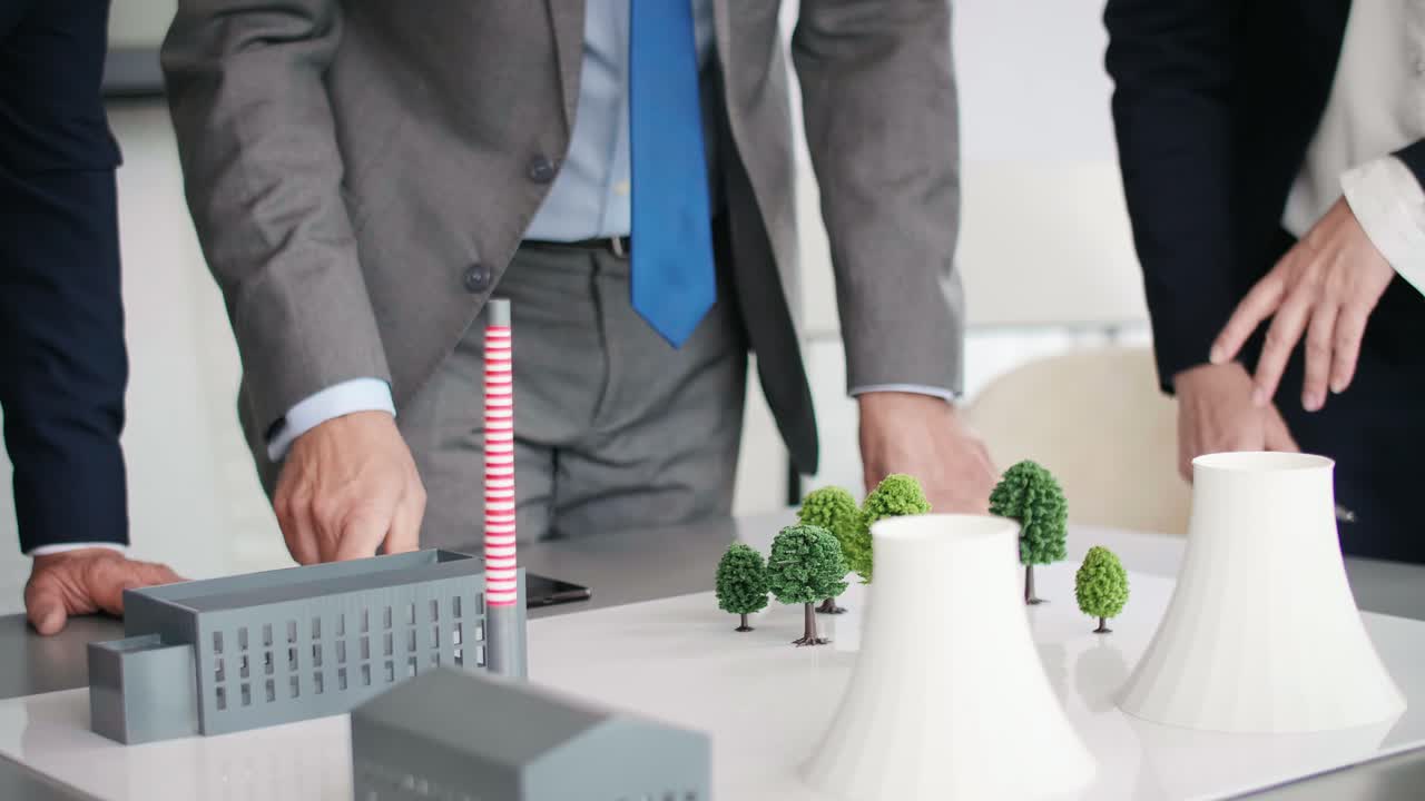 동료들과 함께 다중 업무를 수행하는 남성 상사