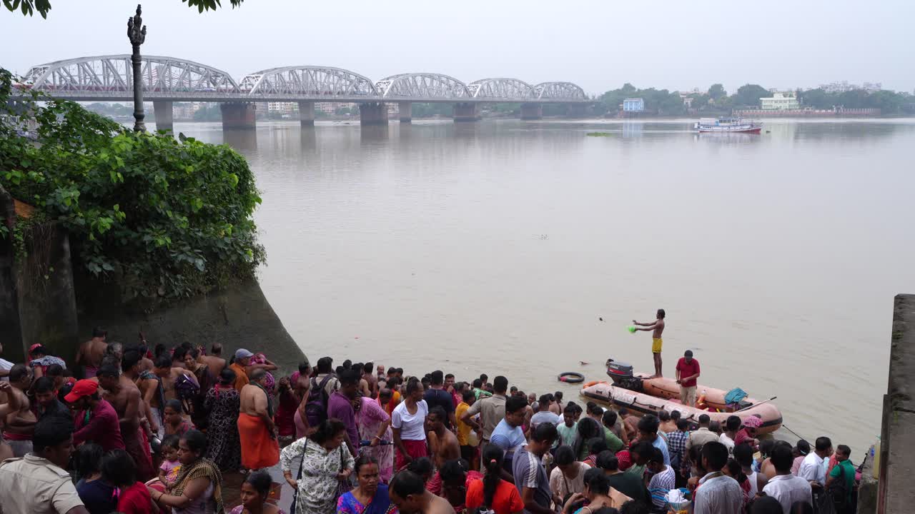 On the eve of Durga Puja, Hindus gather at Ganges for bathing and tarpan on Mahalaya day.