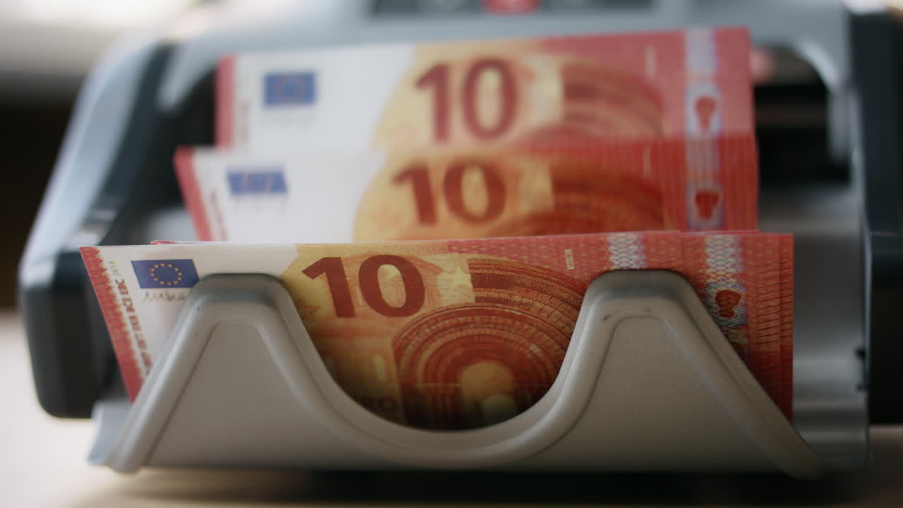 종이 지폐 계산 기기 은행 운영을 위해 가까이에서 유로를 계산합니다.