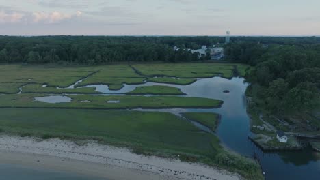 Toma-Aérea-De-Un-Dron-De-Una-Marisma-En-Orient-Greenport-North-Fork-Long-Island-Nueva-York-Antes-Del-Amanecer