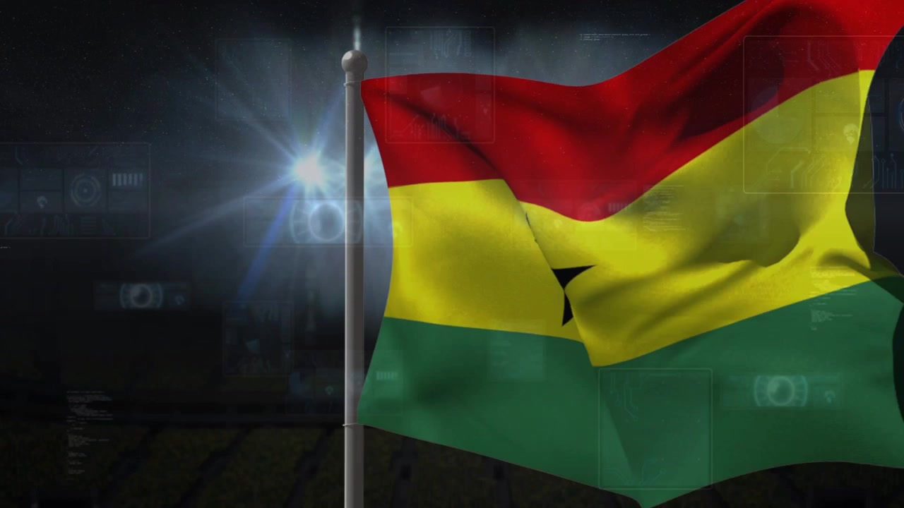 Ghanas flag vajer i en jævn brise under venstre projektørlys og fremhæver folderne
