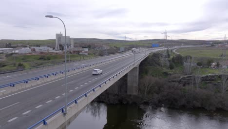 Traffic-on-the-bridge-road-over-the-river-in-Salamanca,-Spain