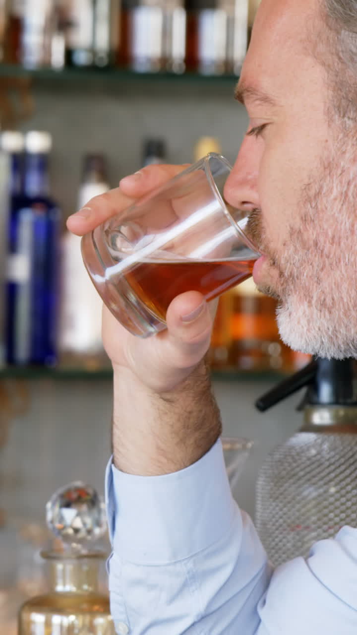 hombre de negocios con un vaso de whisky