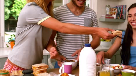 Amigos-Sonrientes-Desayunando