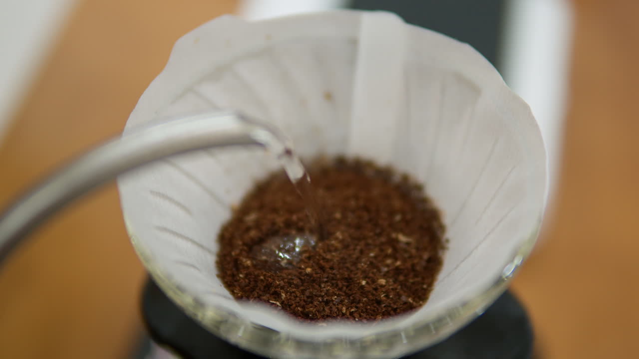 종이 필터에  ⁇ 은 커피 콩에 뜨거운 물을 부어