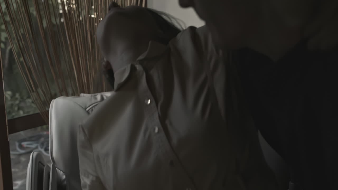 마사지 의자 에서 함께 휴식을 취 하는 부부