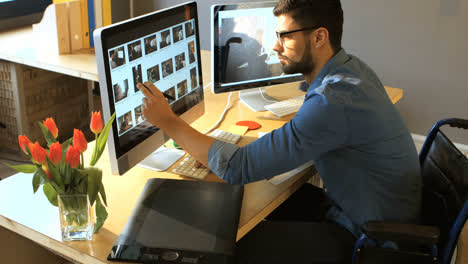 diseñador gráfico masculino trabajando en computadora