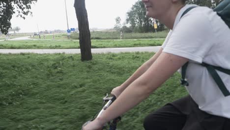 Primer-Plano-De-Una-Mujer-Joven-En-Bicicleta-Por-La-Hermosa-Campiña-Holandesa