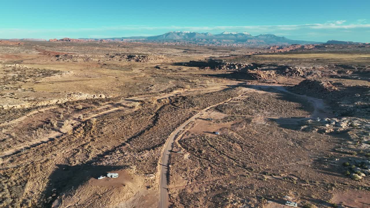 paisaje accidentado en moab, desierto de utah - toma aérea de drones