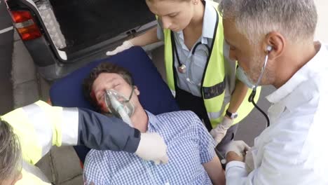 paramédico que utiliza un desfibrilador externo durante la reanimación cardiopulmonar