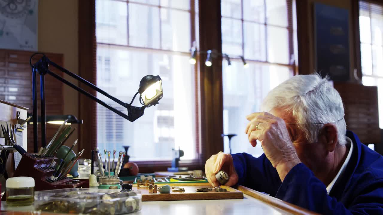 시계 를 수리 하는 시계 전문가