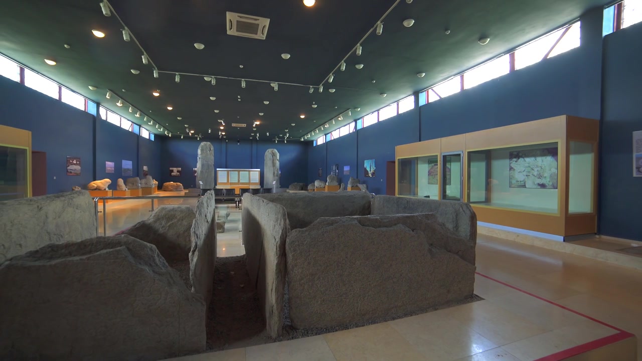 Ruang Makam Megalitik Batu Kuno di Dalam Pameran Museum Modern