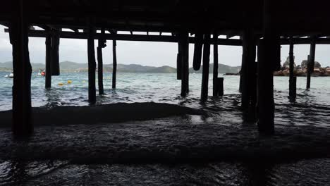 Suaves-Olas-Bajo-El-Muelle