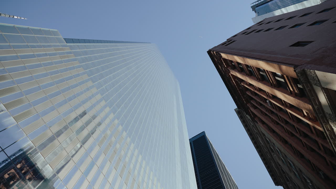 mirando los rascacielos de una ciudad