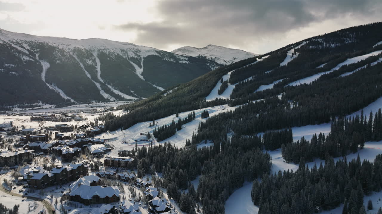 toma panorámica de drones aéreos de un pueblo de deportes de invierno en un día nublado en invierno