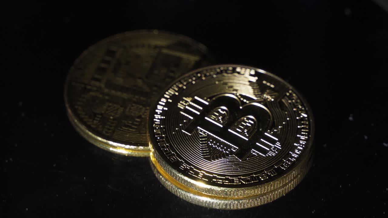 bitcoins dorados y brillantes.