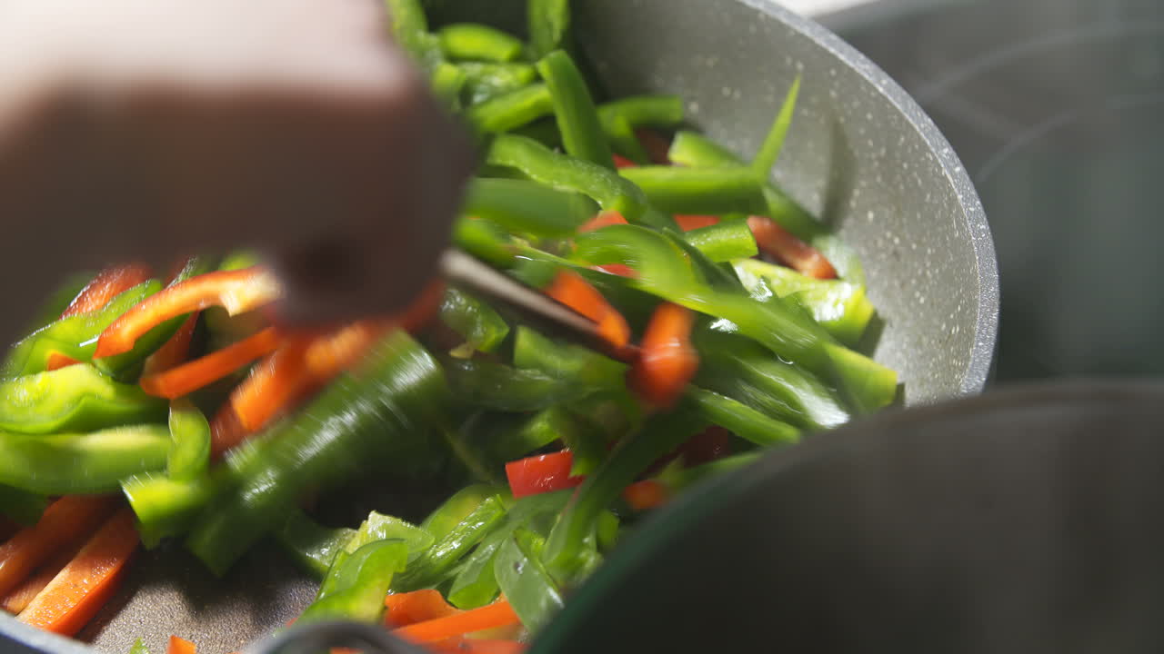 freír y mezclar verduras de colores