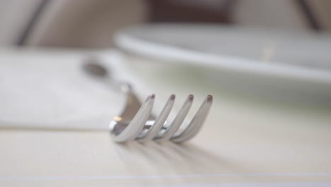 preparación de la mesa con tenedor y cuchillo