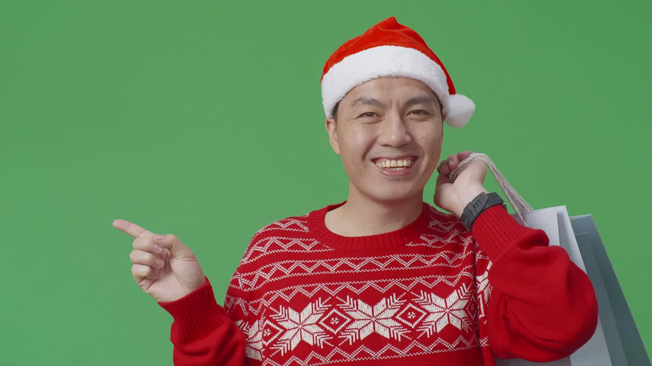 산타 모자 쇼핑에 있는 남자