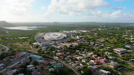 Antena-Panorámica-Estableciendo-Dolly-De-Un-Gran-Centro-Comercial-En-La-Isla-Caribeña-De-Curazao-Al-Atardecer.