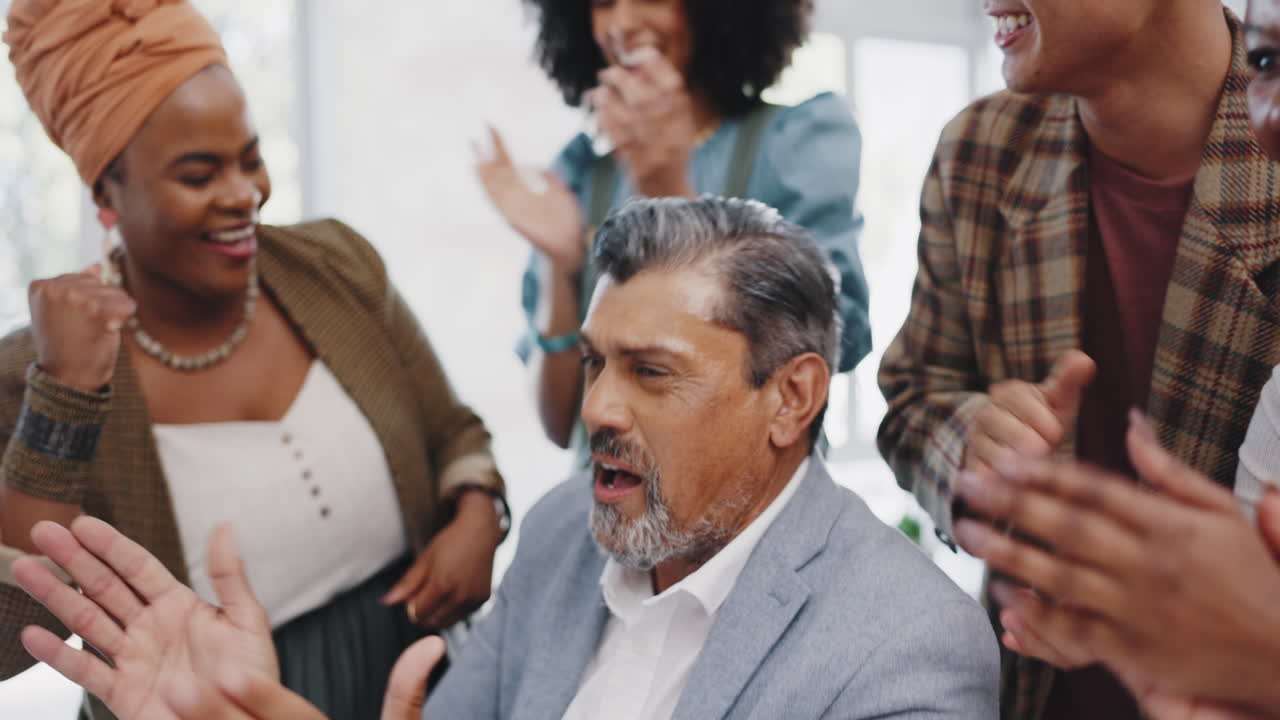 aplauso, éxito y ganador con un equipo de negocios