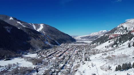 Ferne-Drohnen-Luftaufnahme-Von-Telluride,-Colorado-Im-Winter