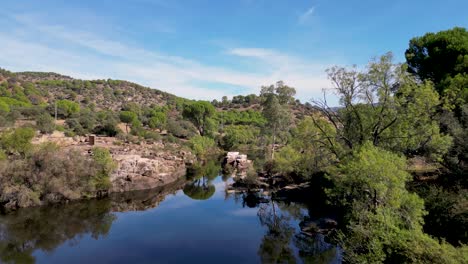 Atemberaubende-Luftaufnahme-Des-Flusses-Jandula-Im-Spanischen-Naturschutzgebiet-Sierra-De-Andujar