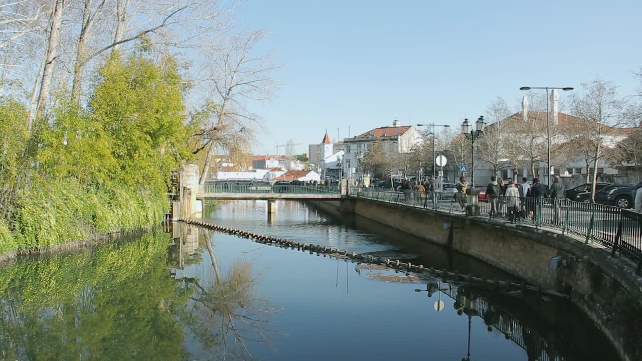 도시 유산 여행 사람들 저녁 맑은 오래된 건물 포르투갈 토마르 돌 돌담 강 물 다리 거리 걷기 나바오 어깨 팬 샷