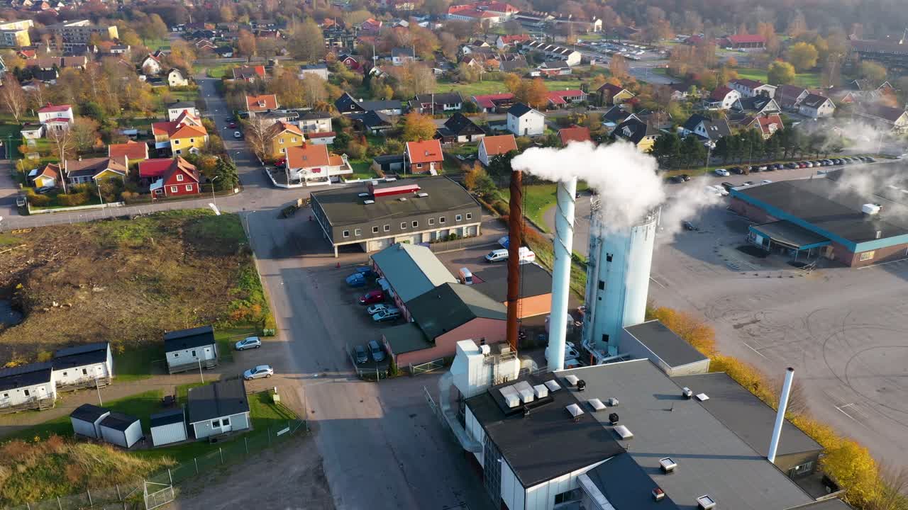 Vista aerea di fumo da ciminiera industriale.