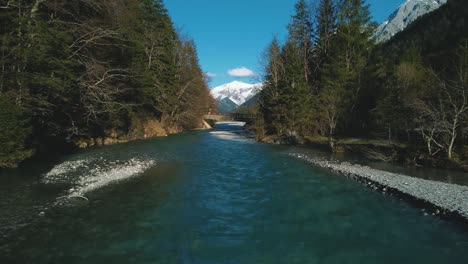 alpes río de montaña cinemagraph aéreo bucle de video sin problemas de una pintoresca e idílica cascada de cañón con agua azul natural fresca en los alpes austriacos de baviera, que fluye a lo largo de los árboles del bosque del cañón. 4k uhd. rissach tirol austria engtal ahornboden